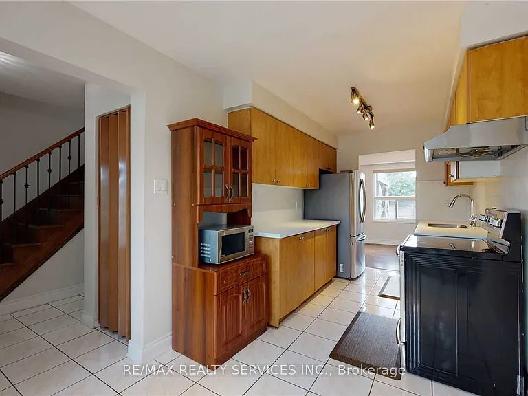 44 Elmstead Ct — Photo 2