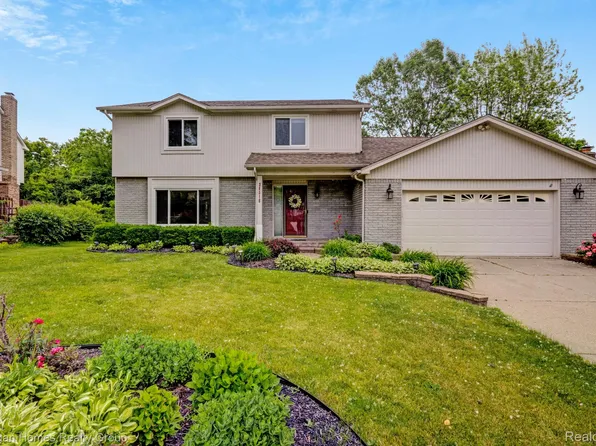 34516 Bunker Hill Dr, Farmington Hills, MI 48331