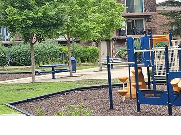 8123 Waterbury Ct APT 212, Woodridge, IL 60517