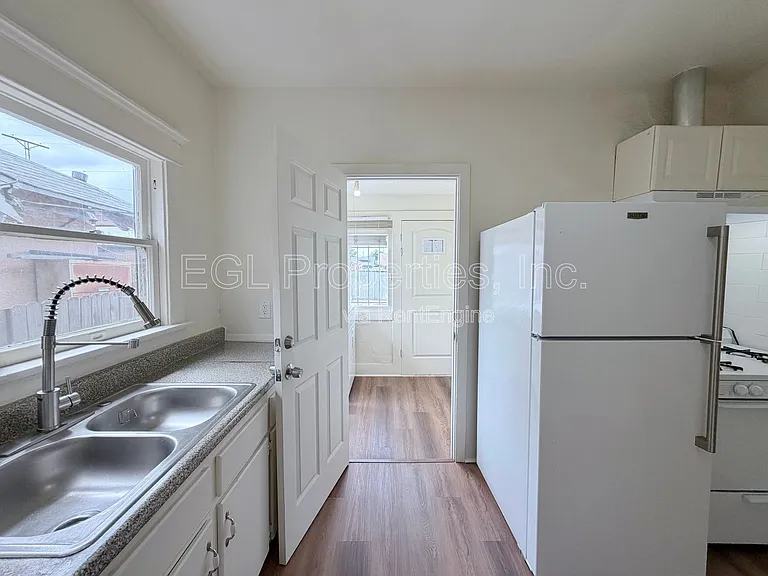 860 W 56th St — Photo 9