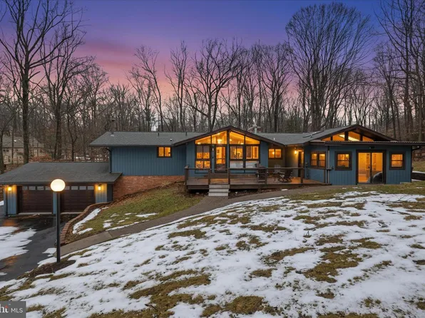 9508 Watts Rd, Great Falls, VA 22066