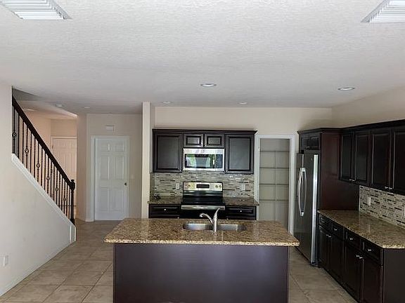 3rd image of 915 Celtic Cir