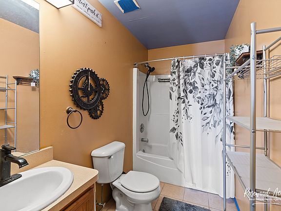 5th image of 913 Laurel Dr