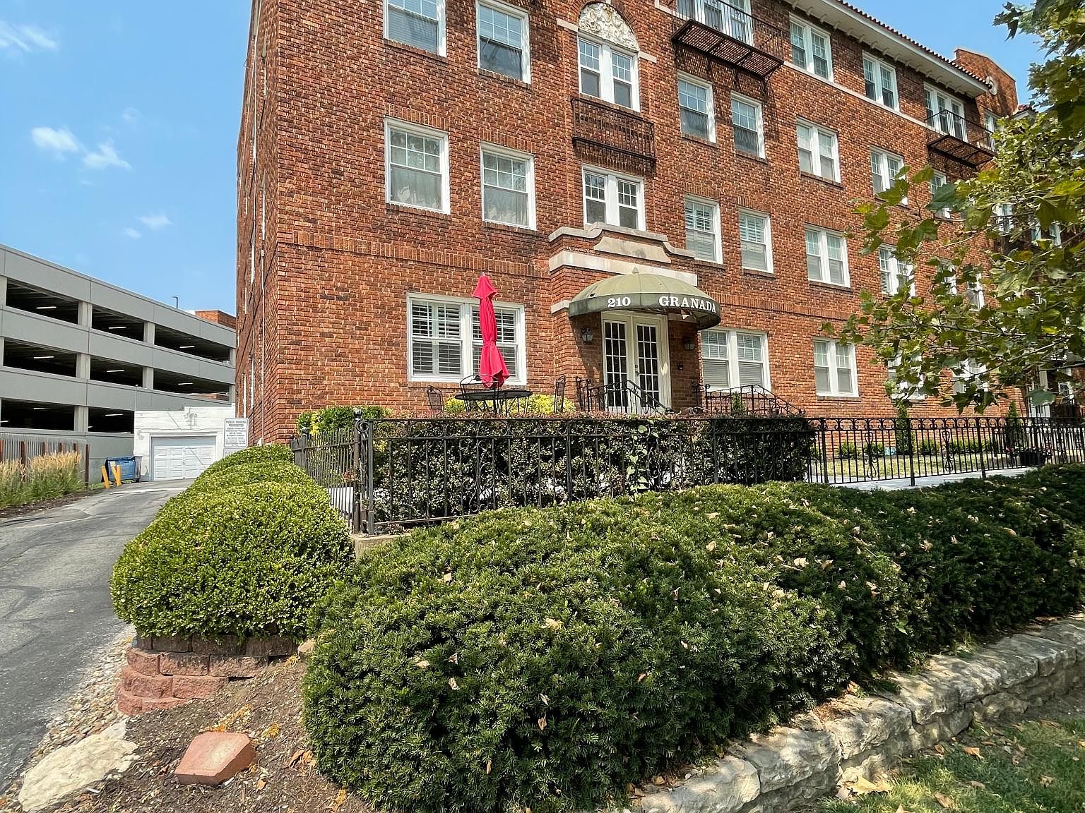 210 Emanuel Cleaver Ii Blvd APT 1W, Kansas City, MO 64112 | Zillow