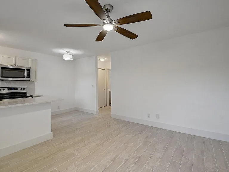 525 S Broadway #M — Photo 1