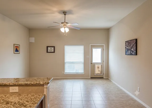 415 Harding Ln — Photo 6