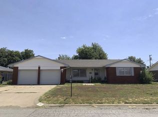 511 N Manning Dr, Hennessey, OK 73742