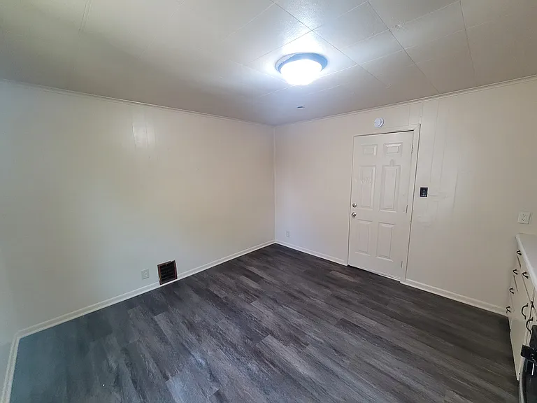 Studio, $750 — Photo 3