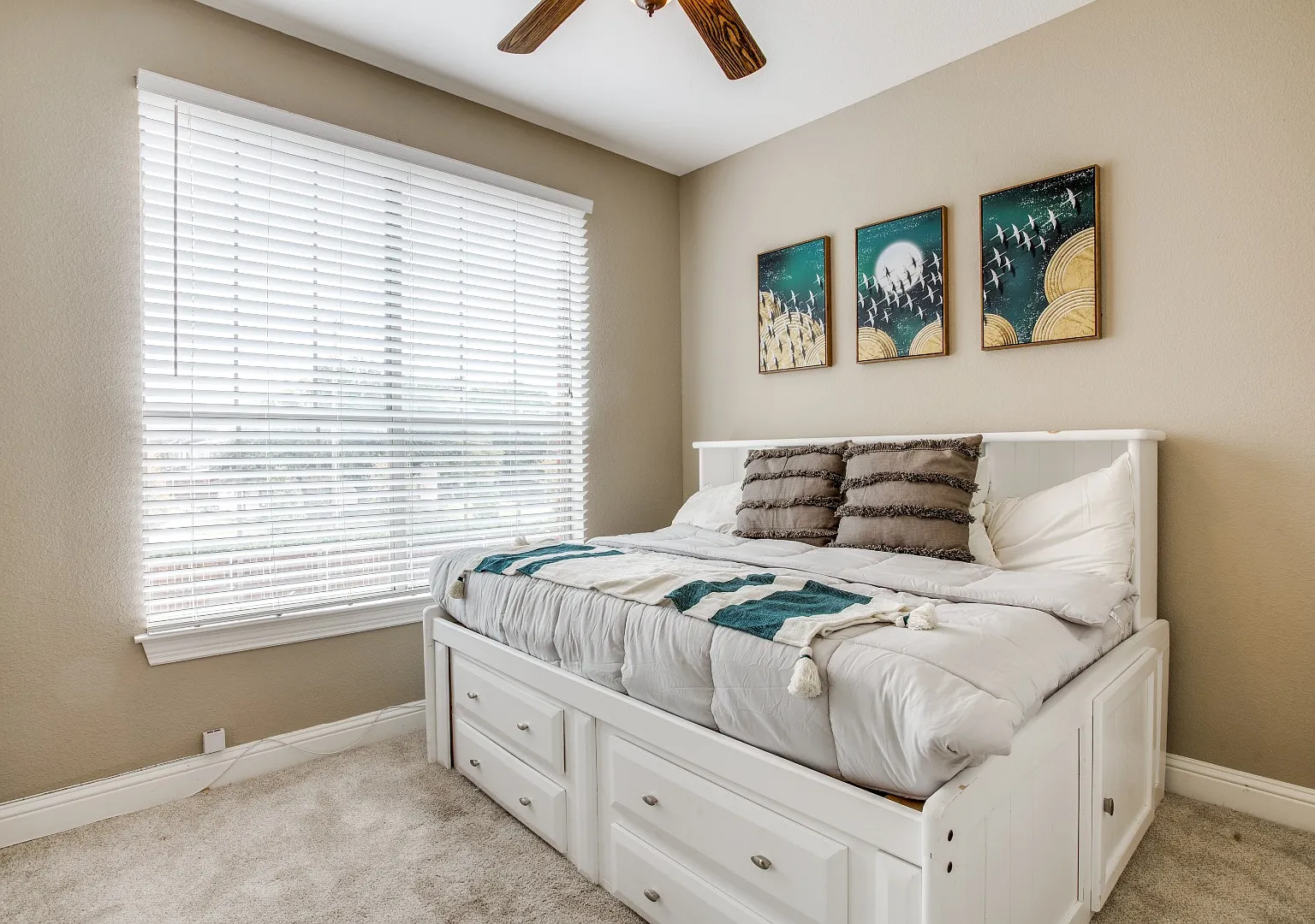 Bright Corner 3-Bed with Garage & In-Unit Laundry in Prime Dallas Location — Photo 3