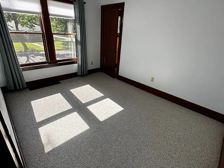 625 Iowa Ave NE — Photo 7