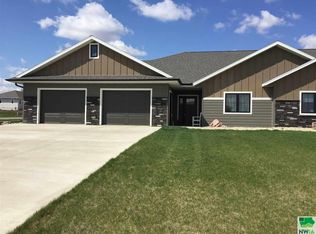 814 11th St Se, Sioux Center, IA 51250
