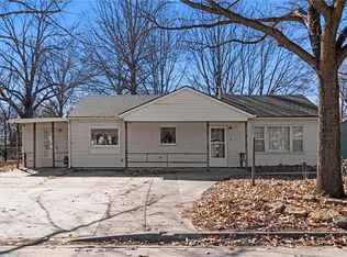 805 Murrow Ct, Lawrence, KS 66049