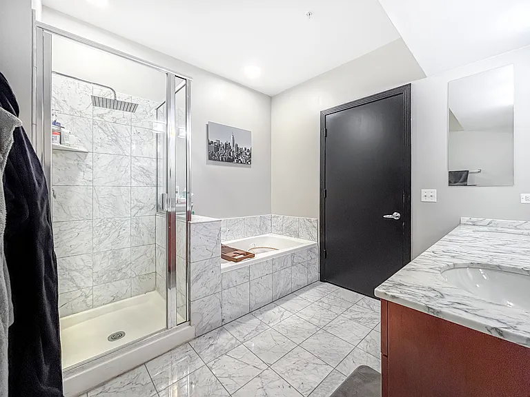 565 W Quincy St #802 — Photo 13