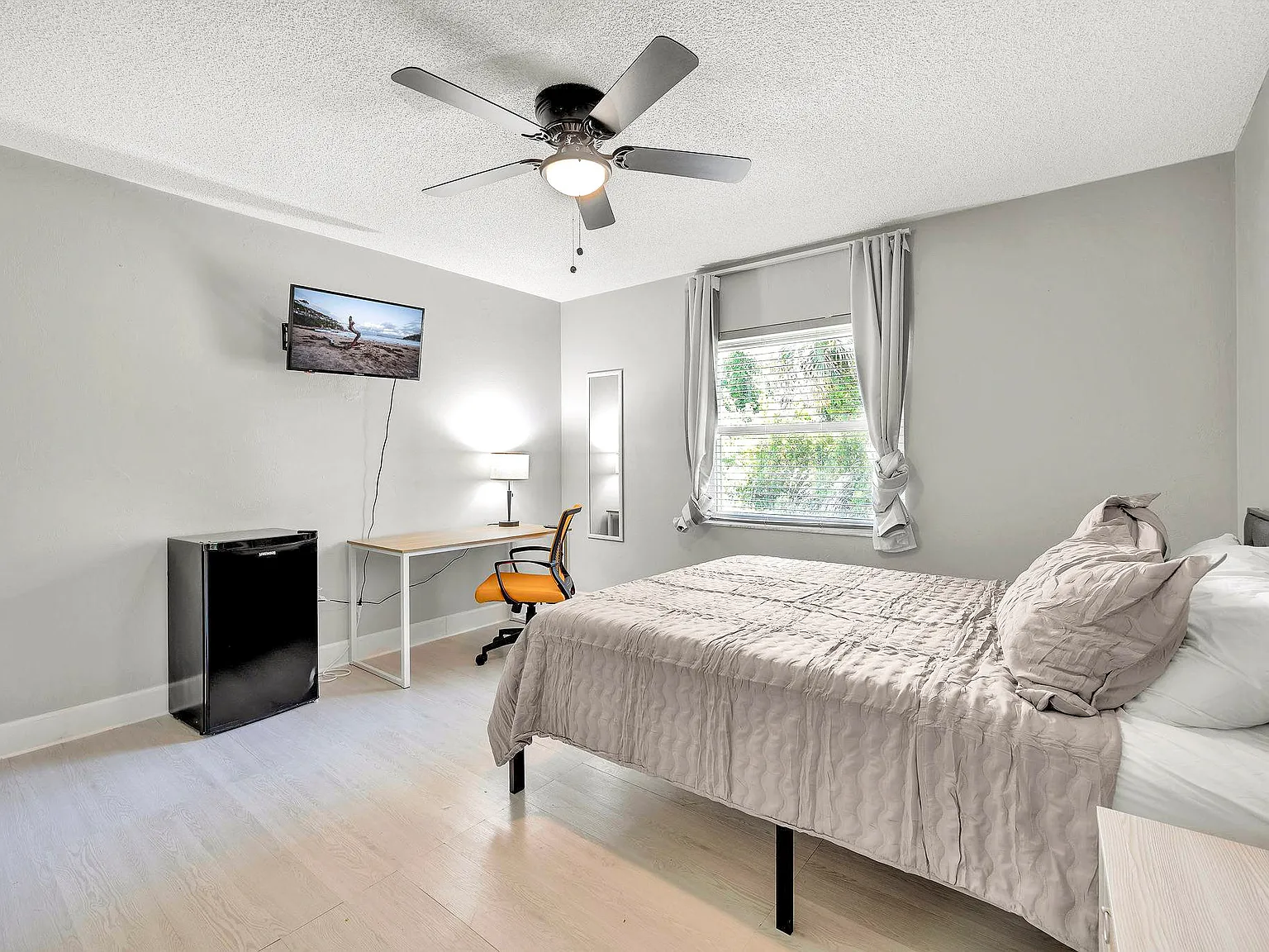 4 bed, 2.0 bath, 2350 sqft, $862 — Photo 2