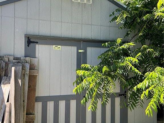 5th image of 411 E Hereford Ave