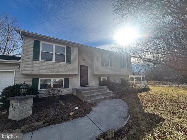 10 Starboard Ct, Taneytown, MD 21787