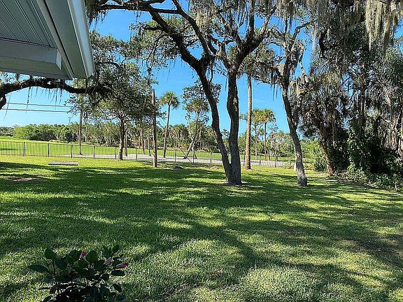 4th image of 528 Royal Palm Pl
