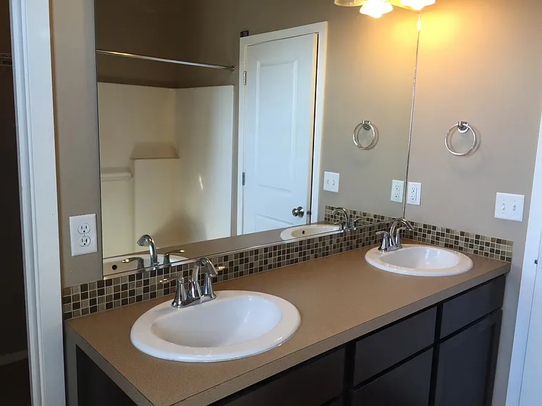 719 E Colbert Rd — Photo 5