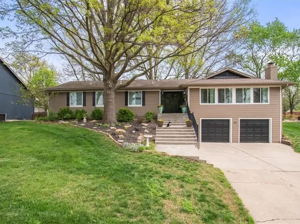 205 Saponi Ln, Lake Winnebago, MO 64034