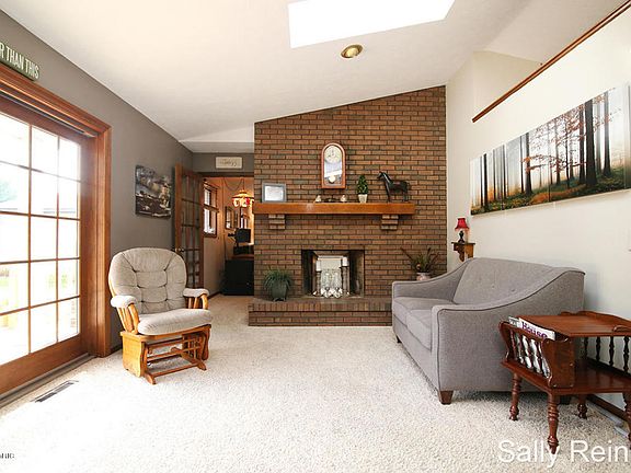 3rd image of 7774 Courtland Dr NE