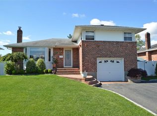 4082 Meadow Ln, Seaford, NY 11783