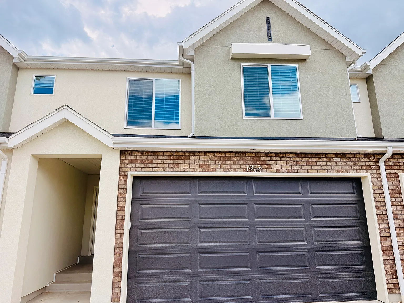 4 bed, 2.5 bath, 2248 sqft, $2,100 — Photo 1