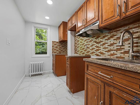 5th image of 841 Willoughby Ave #1A