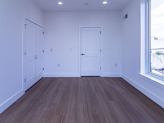 5th image of 137 E Cumberland St #A