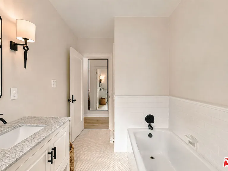6537 Moore Dr — Photo 26