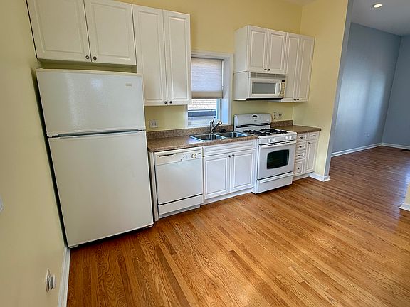 3rd image of 2918 S Poplar Ave #R