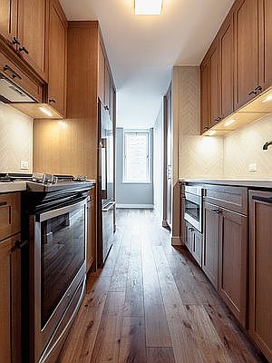 4th image of 560 W 43rd St APT 31D