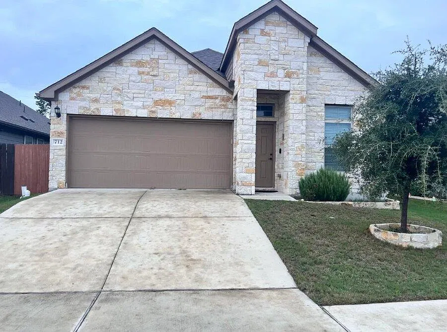3 bed, 2.0 bath, 1729 sqft, $2,200 — Photo 1