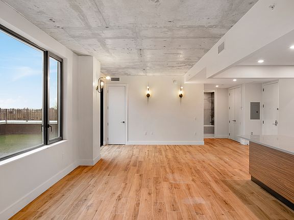 5th image of 3707 Blackstone Ave #802