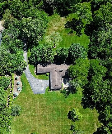 4th image of 300 Canterberry Ln