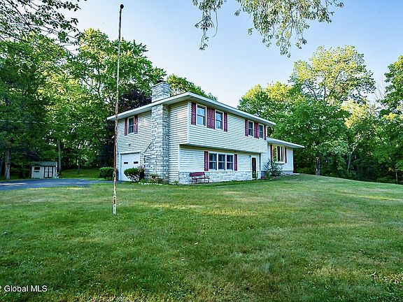 3rd image of 313 Pine Cir