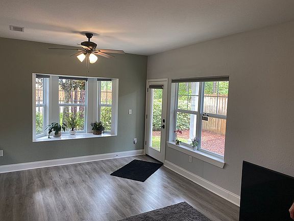 Dining room w/bay window