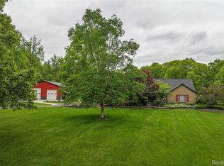 490 Rolling Oaks Dr, Howell, MI