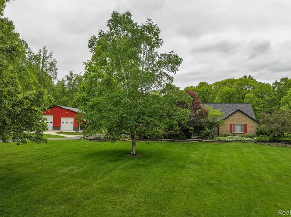 490 Rolling Oaks Dr, Howell, MI 48843