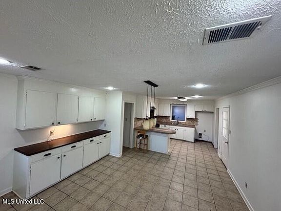 5th image of 65 Rhodes Ln