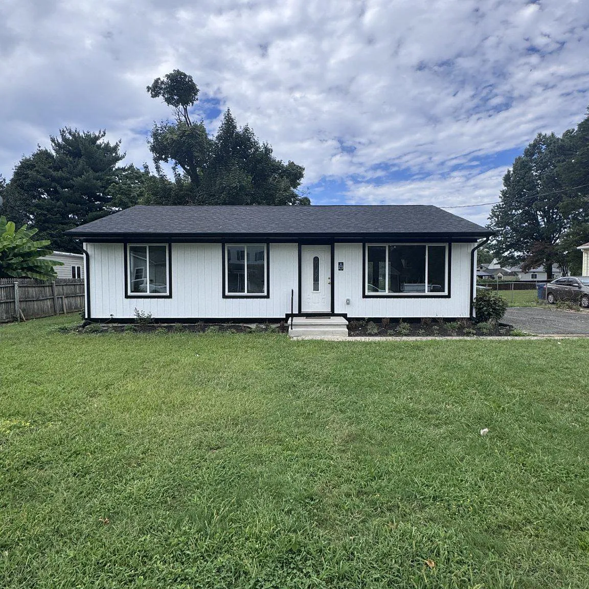 3 bed, 1.0 bath, 1226 sqft, $2,300 — Photo 1