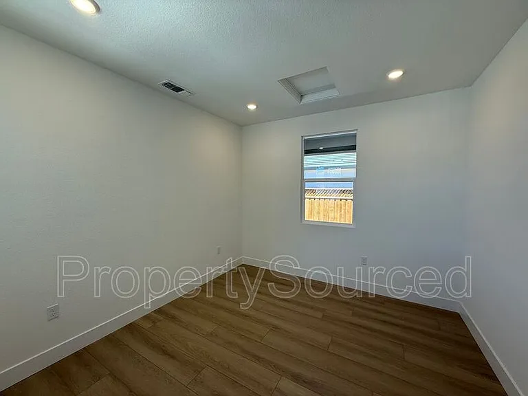 1336 N Martorella Ave — Photo 21