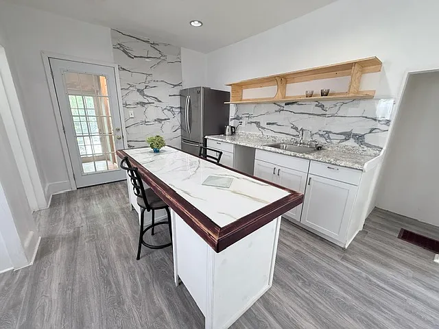 521 Sarah St — Photo 8