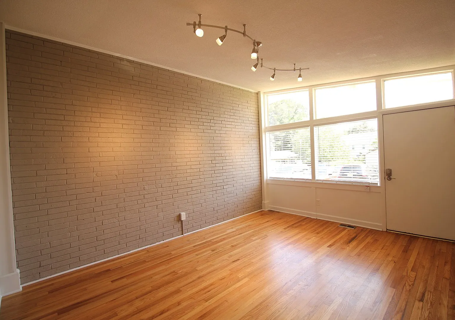 Beautiful 2 Bedroom, 1 Bath home is West Raleigh! Pet Friendly — Photo 3