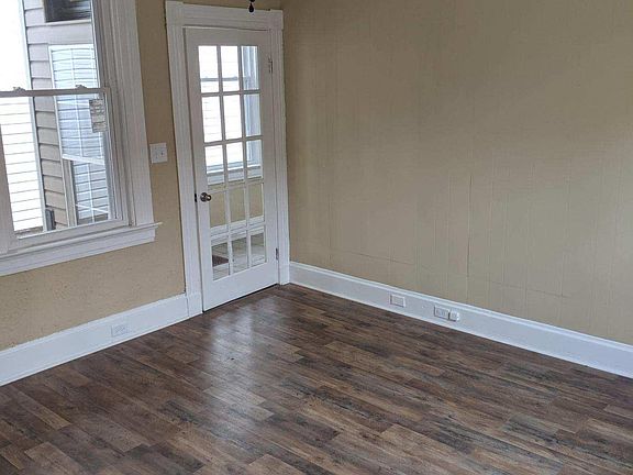 3rd image of 4742 Woodlawn Ave
