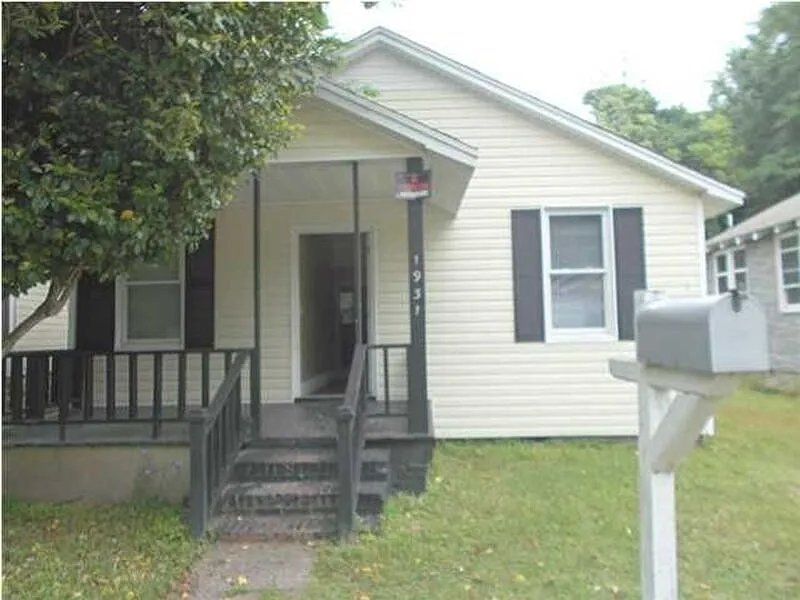 3 bed, 1.0 bath, 984 sqft, $1,550 — Photo 3