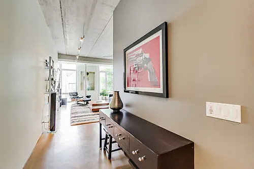 2041 W Roscoe St Photo 1