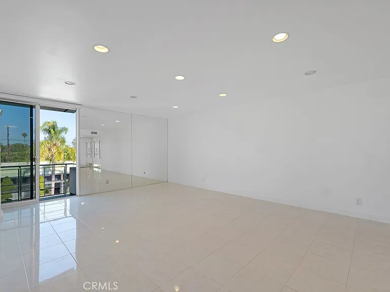 5301 Balboa Blvd — Photo 12