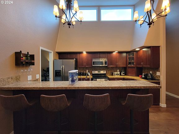 4th image of 2325 NE Parkview Dr