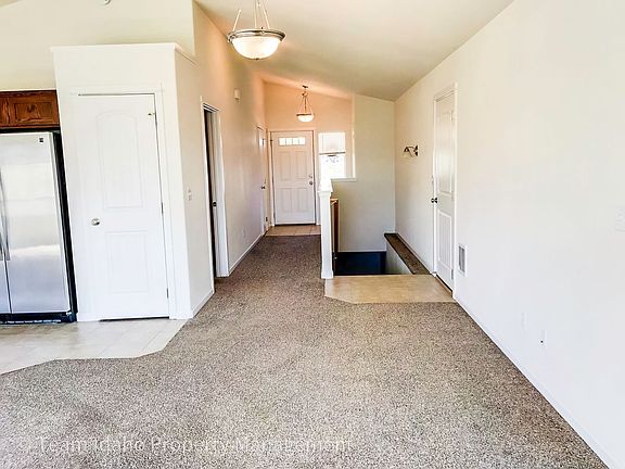 4th image of 303-305 Victoria Dr