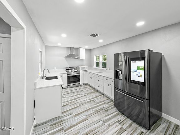 3rd image of 622 Clark St